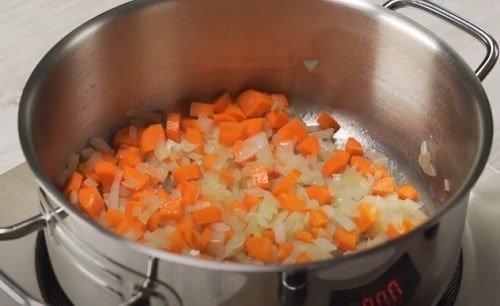 Лук и морковь в кастрюлю с картофелем