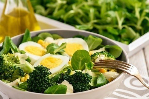 Салат с брокколи и кукурузой и яйцом