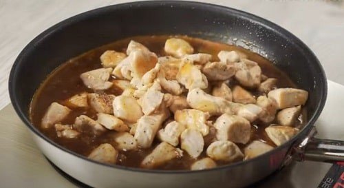 Жульен с курицей и грибами муку обжарить на сковороде