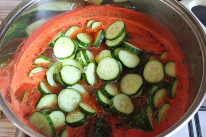 Салат из огурцов на зиму по грузински в томатной заливке